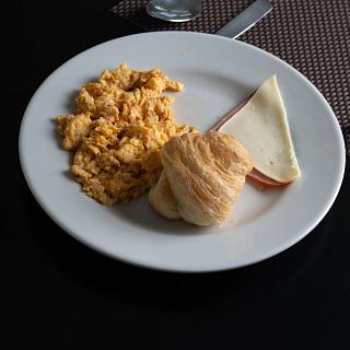 Desayuno restaurante Hotel Benidorm Manizales Desayuno con pan y huvo