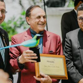 Fundado de Hoteles Servigroup recibiendo un premio en Manizales, Colombia