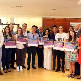 Students from Manizales receiving a diploma